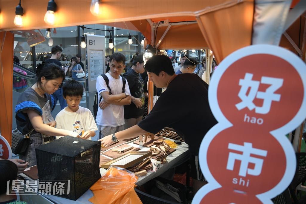 商場露天空間設市集供攤檔售賣文創產品。陳浩元攝 商場露天空間設市集供攤檔售賣文創產品。陳浩元攝