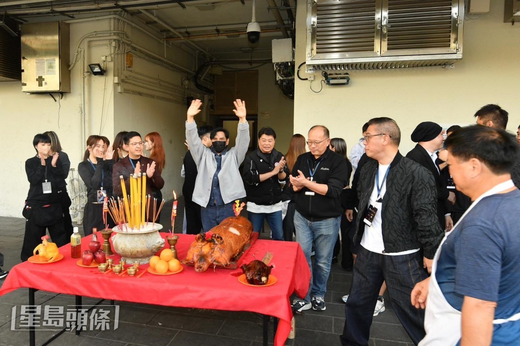 演唱會前拜神，祈求一切順利。