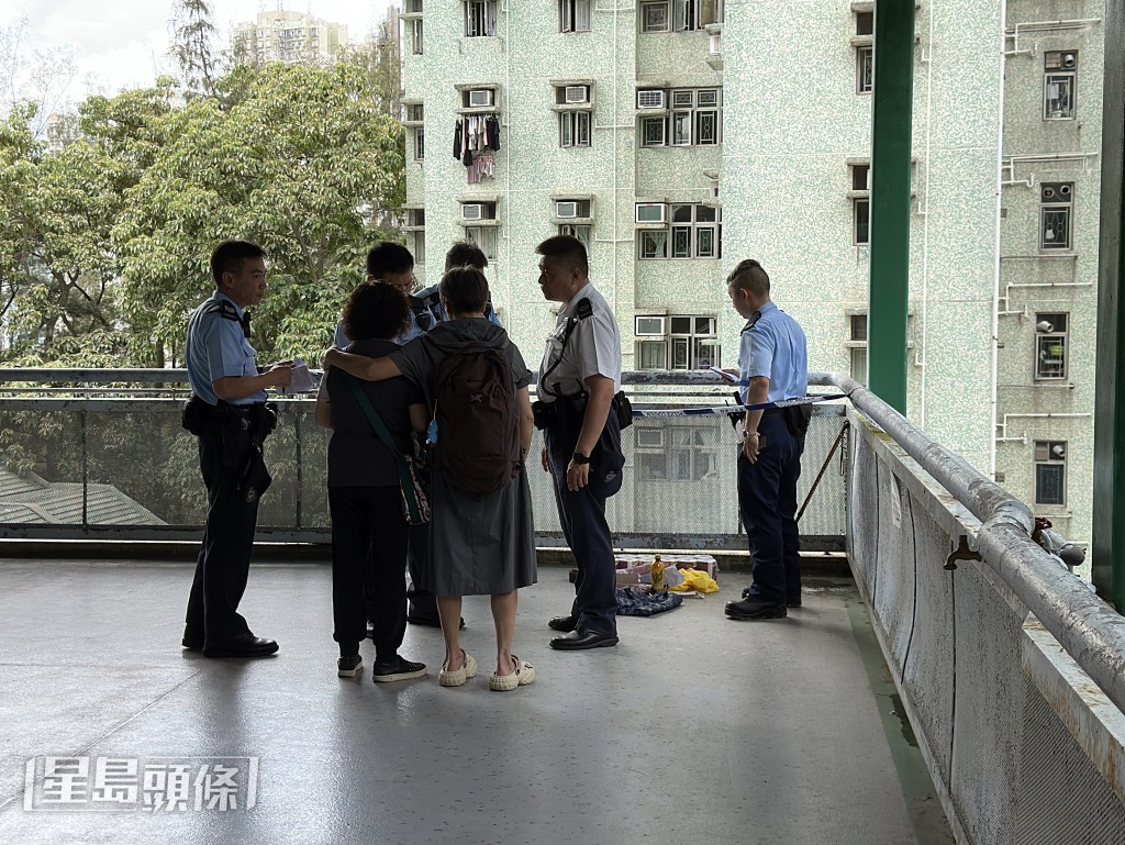 事主親友在場助查。梁國峰攝 事主親友在場助查。梁國峰攝