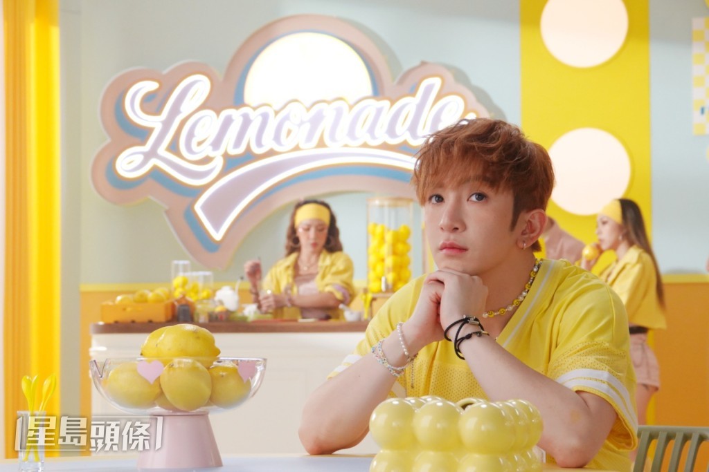 《Lemonade》是一首開心的Party歌,服裝當然充滿玩味。 《Lemonade》是一首開心的Party歌,服裝當然充滿玩味。