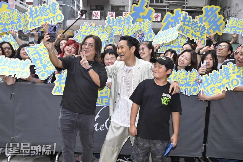 林敏驄跟杜德偉父子及歌迷合唱。。