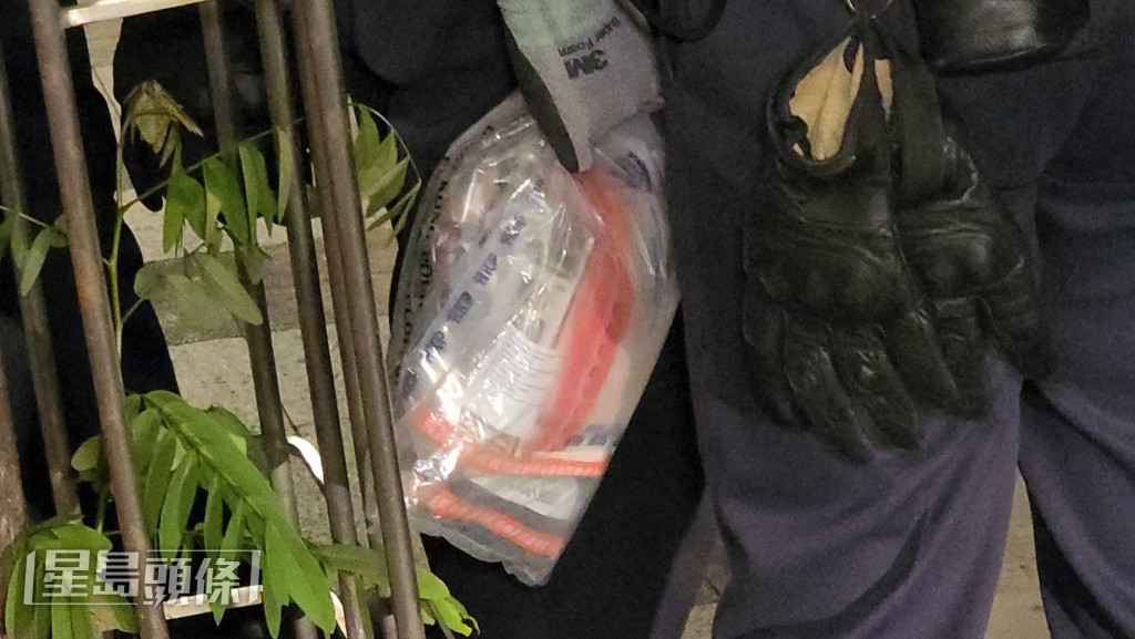 警員在車內初步檢獲懷疑依托咪酯（俗稱「太空油」）煙彈、冰毒、可卡因及一支煙槍。黎志偉攝