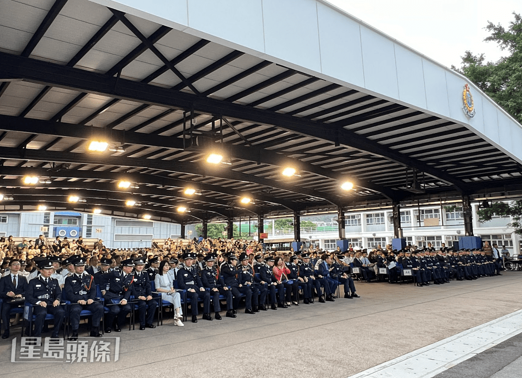 香港警察学院今晨举行结业会操。