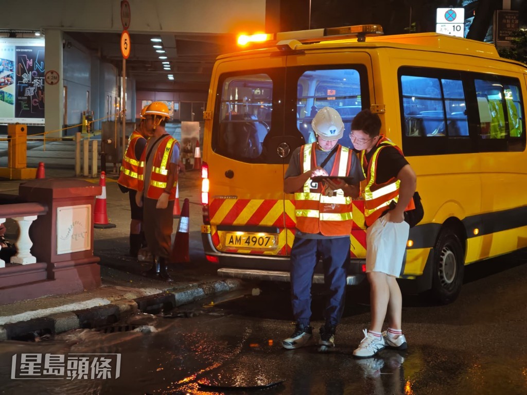 尖沙咀漆咸道南與加連威老道交界地底一條水管突然破裂,大量黃泥水如泉湧般自地底噴出,迅速淹沒附近車路及行人路。黎志偉攝 尖沙咀漆咸道南與加連威老道交界地底一條水管突然破裂,大量黃泥水如泉湧般自地底噴出,迅速淹沒附近車路及行人路。黎志偉攝
