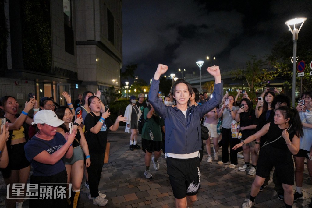 邱鋒澤搞笑地說現在就要挑戰20公里,語畢隨即佯裝起跑,十分佻皮。 邱鋒澤搞笑地說現在就要挑戰20公里,語畢隨即佯裝起跑,十分佻皮。