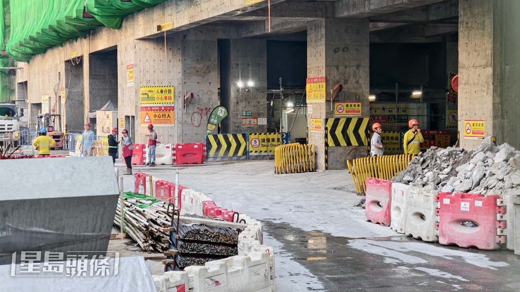 地盤低層內一名男工人懷疑被機器所傷，頭部浴血。