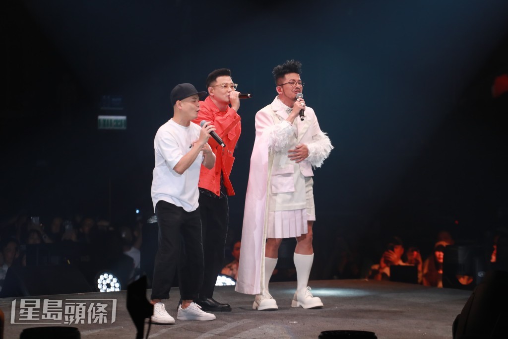 三人相識多年,合唱共同創作的《風塵三俠》。 三人相識多年,合唱共同創作的《風塵三俠》。