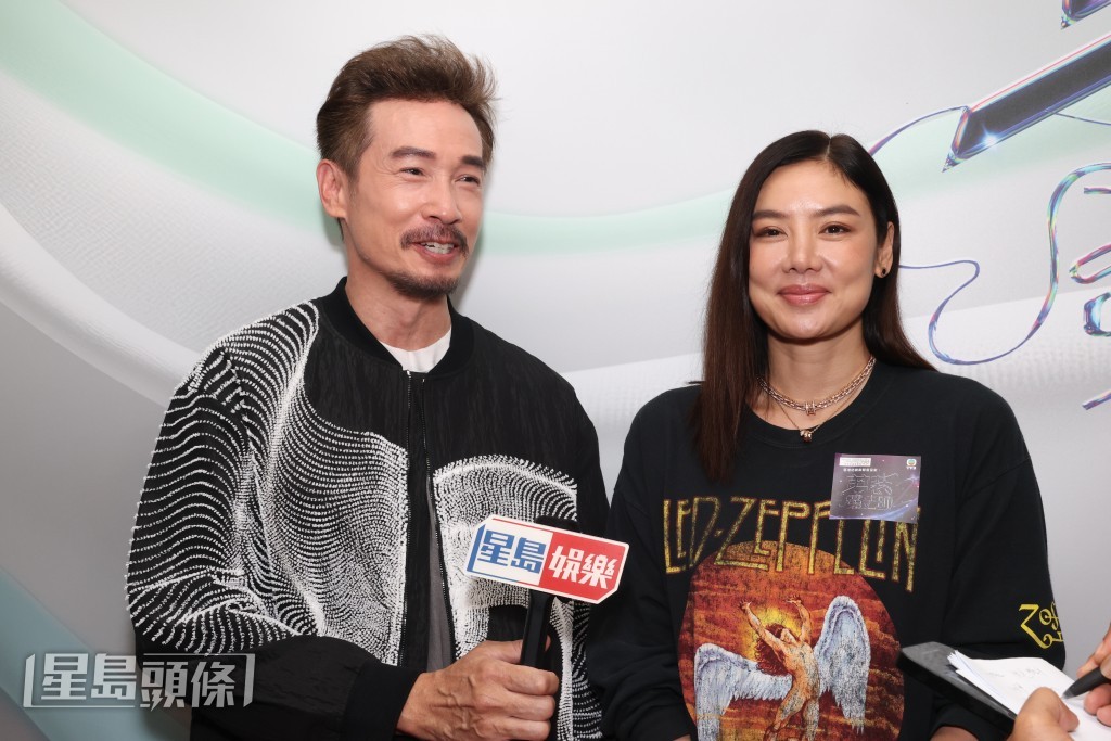2人相隔多年再見面。