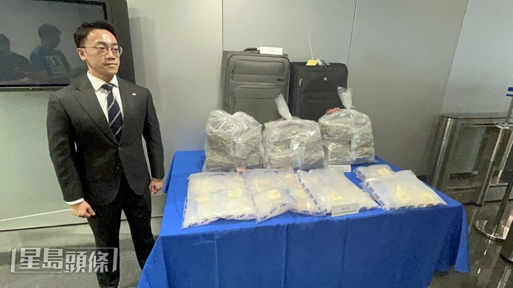 警方展示證物。楊偉亨攝 警方展示證物。楊偉亨攝