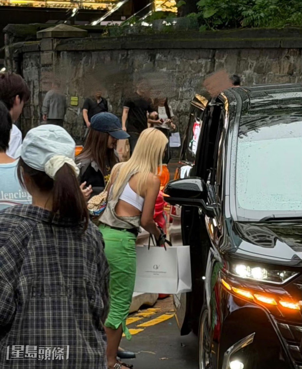 LISA近日被捕獲在尖沙咀海防道上車，一名金髮女友人結伴同行。