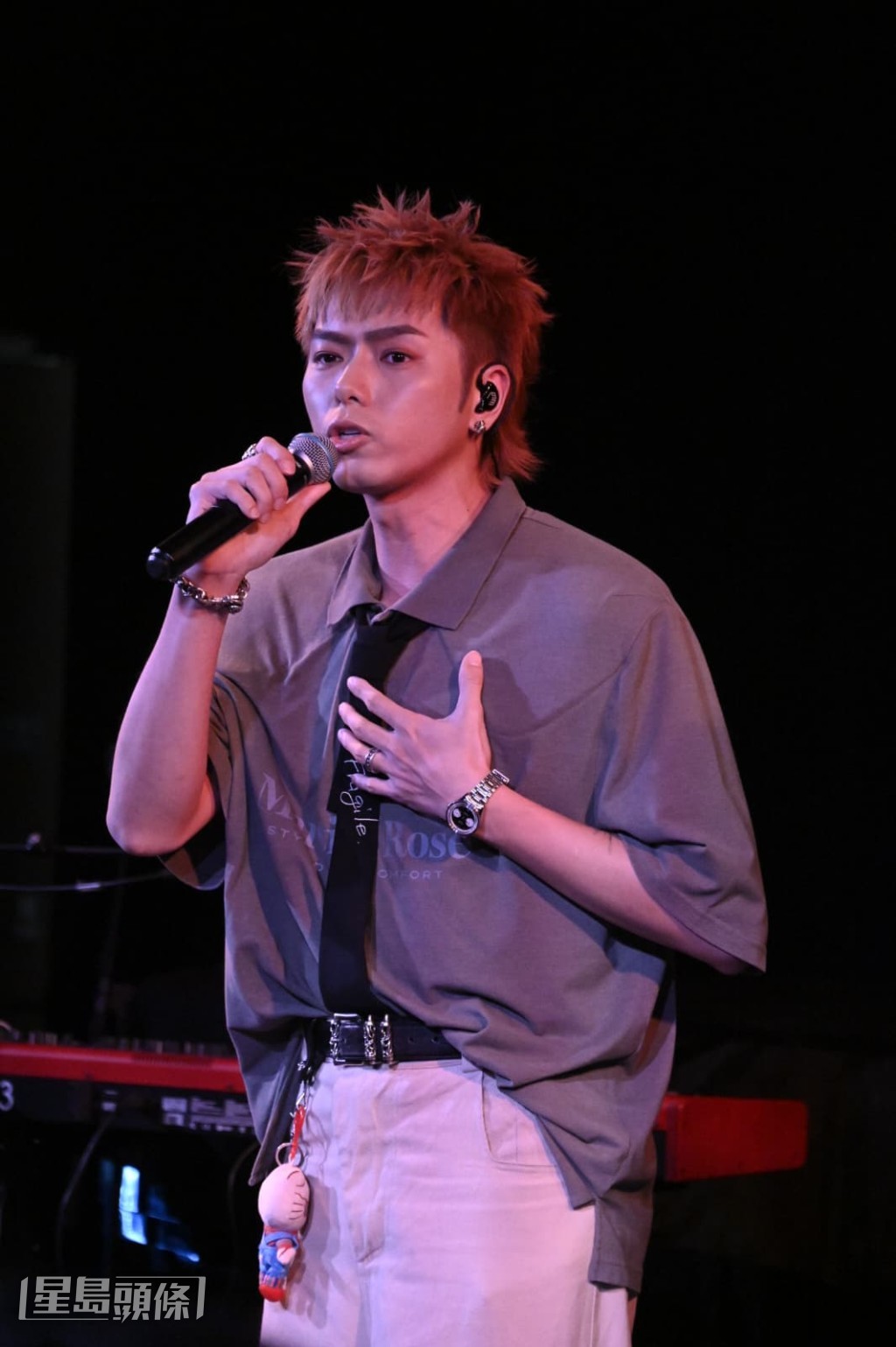 唱《東涌日和 》,193頻走音邊緣。 唱《東涌日和 》,193頻走音邊緣。