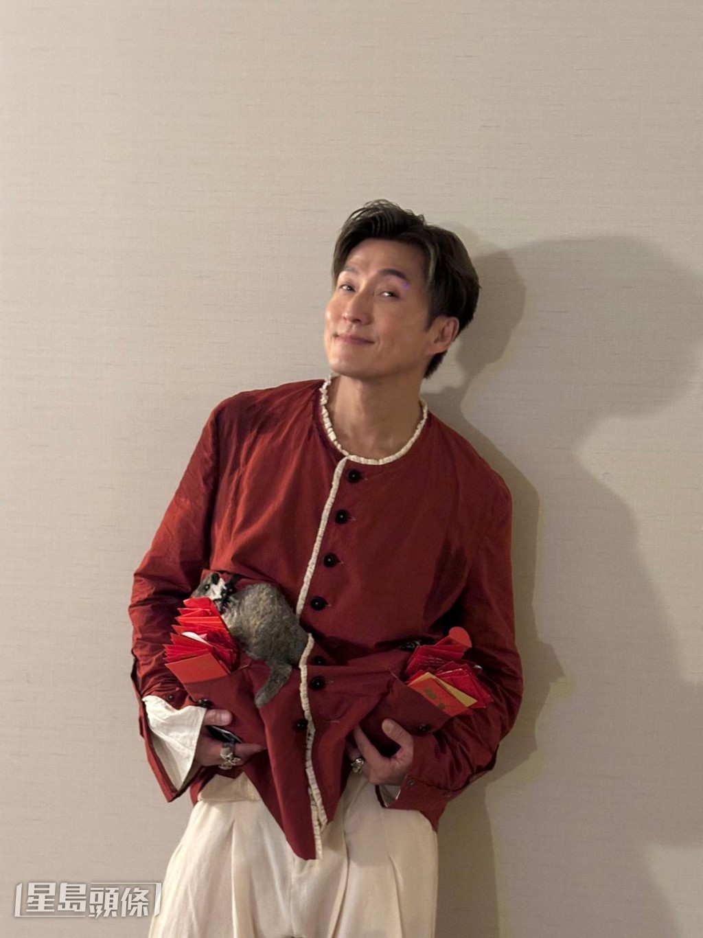 由於Jaco剛好升上小一,山聰笑言兒子今次憑著自己的高人氣「自給自足」 由於Jaco剛好升上小一,山聰笑言兒子今次憑著自己的高人氣「自給自足」