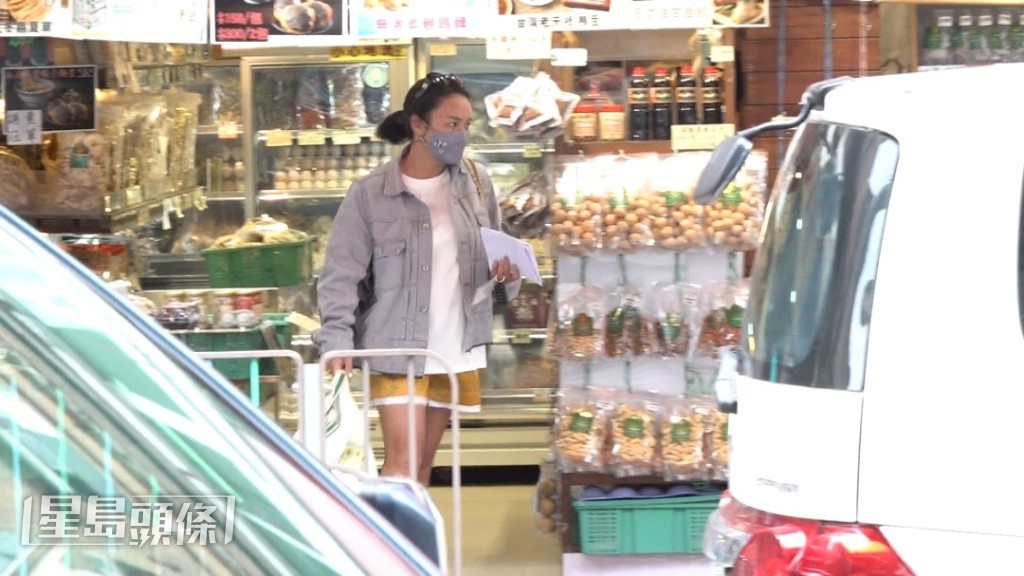 搜購好所需食品後,黎瑞恩便埋單走人。 搜購好所需食品後,黎瑞恩便埋單走人。