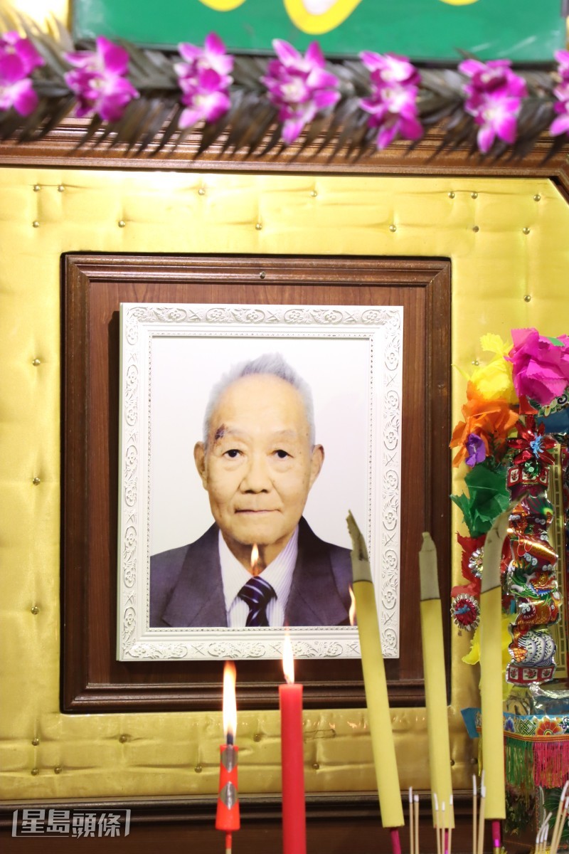 靈堂中央擺放曹濟的彩色遺照。