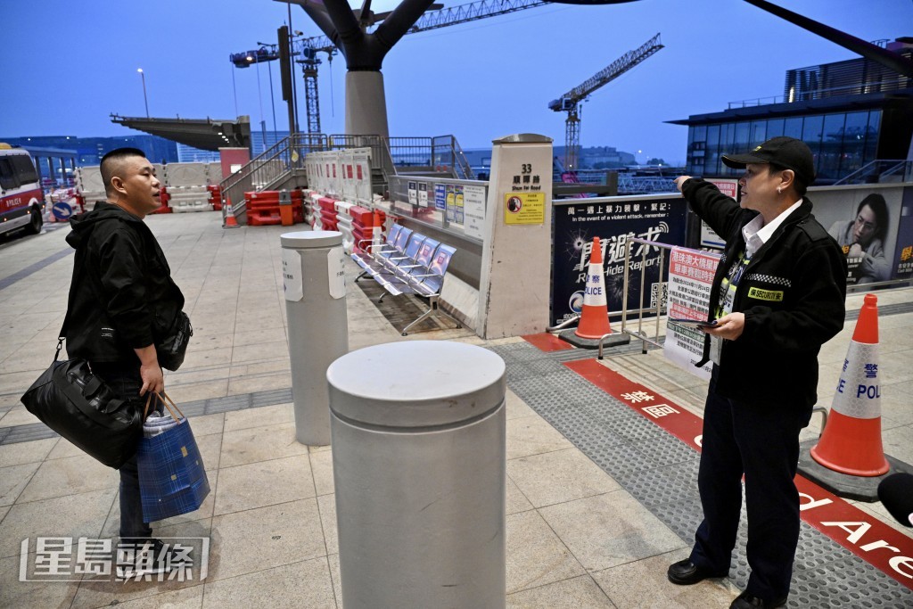 有旅客於早上6時半後抵達旅檢大樓，需要折返。蘇正謙攝