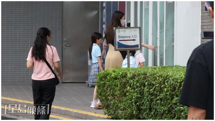 方媛和方媽媽帶兩個囡囡進入學校。