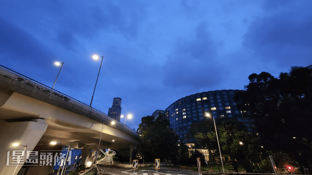 本港地区今日大致多云，有几阵骤雨，局部地区有狂风雷暴。黎志伟摄