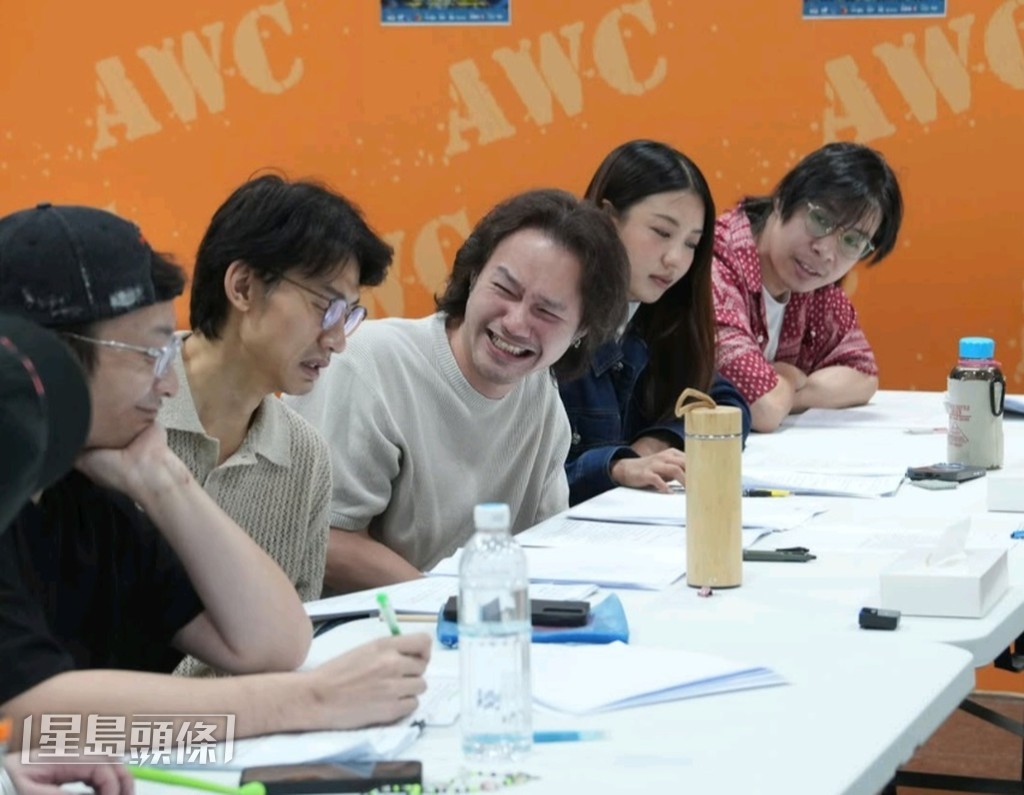 新旧演员一起围读,亦激发起不少戏剧新火花。 新旧演员一起围读,亦激发起不少戏剧新火花。