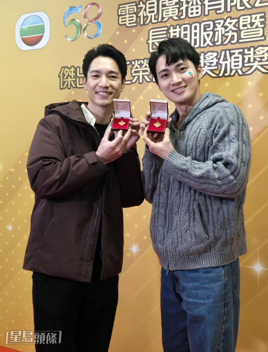 周嘉洛和吳偉豪同期出道,今年一起領取10年服務金牌。 周嘉洛和吳偉豪同期出道,今年一起領取10年服務金牌。