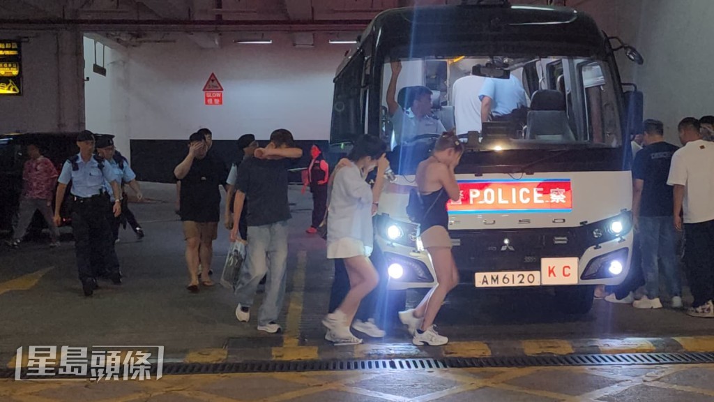 當場落網的大部份被捕男女,均是持有雙程證到港的內地訪客。黎志偉攝 當場落網的大部份被捕男女,均是持有雙程證到港的內地訪客。黎志偉攝