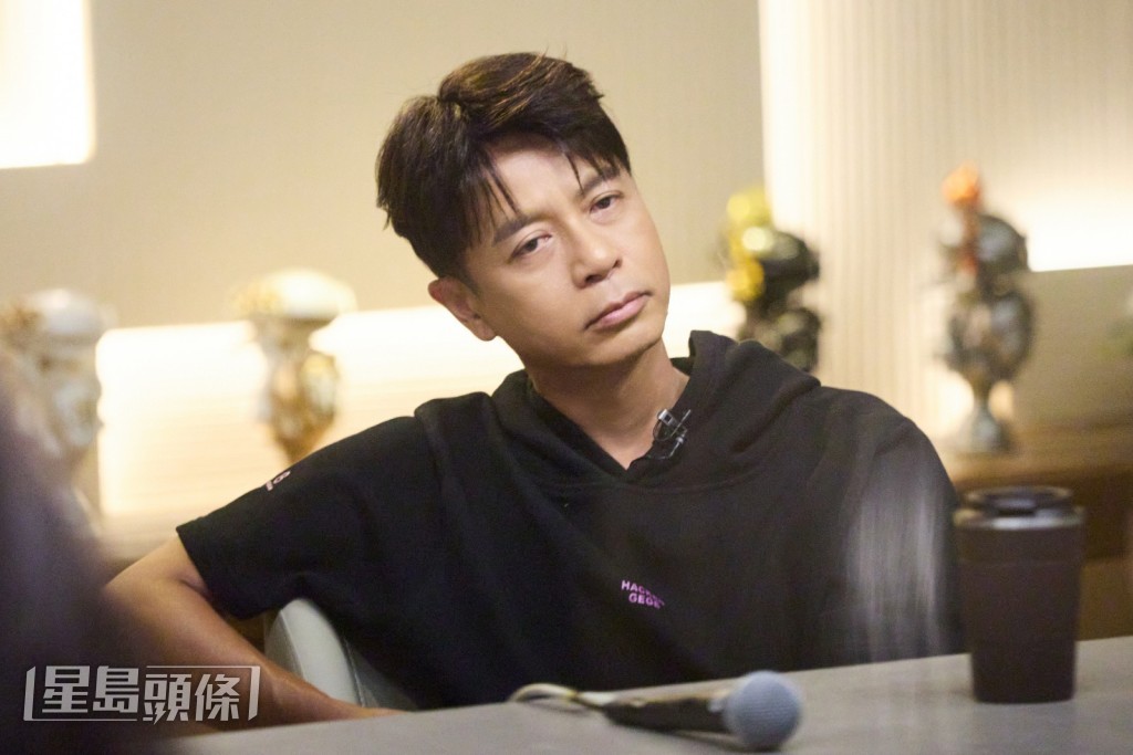 李克勤认真讨论比赛事项。