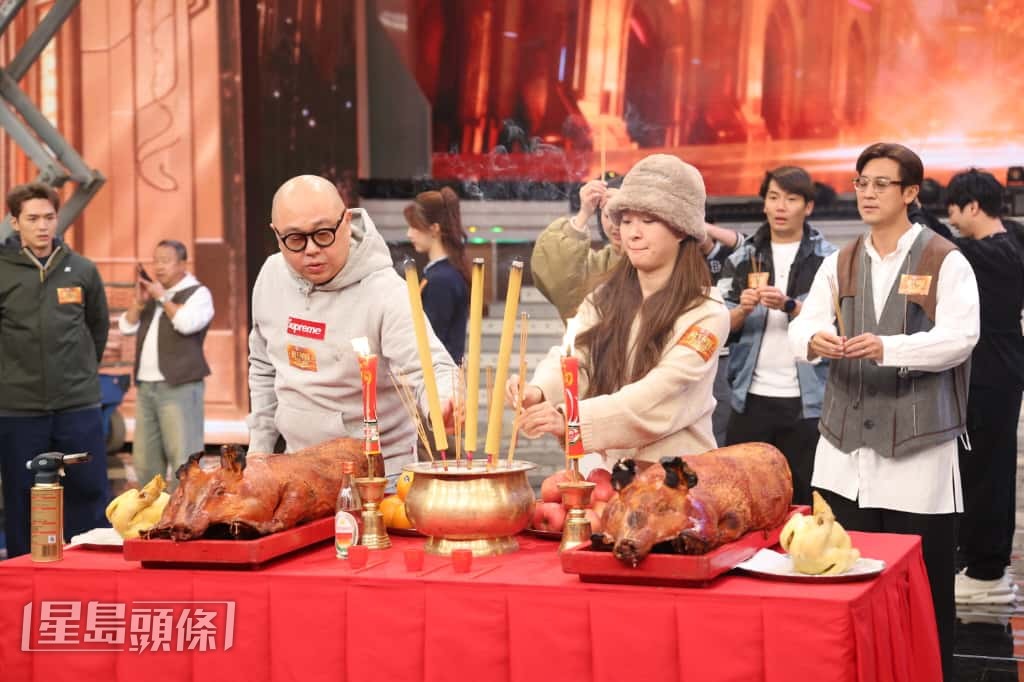 Bob與陳懿德(德德)有份擔任台慶主持。 Bob與陳懿德(德德)有份擔任台慶主持。