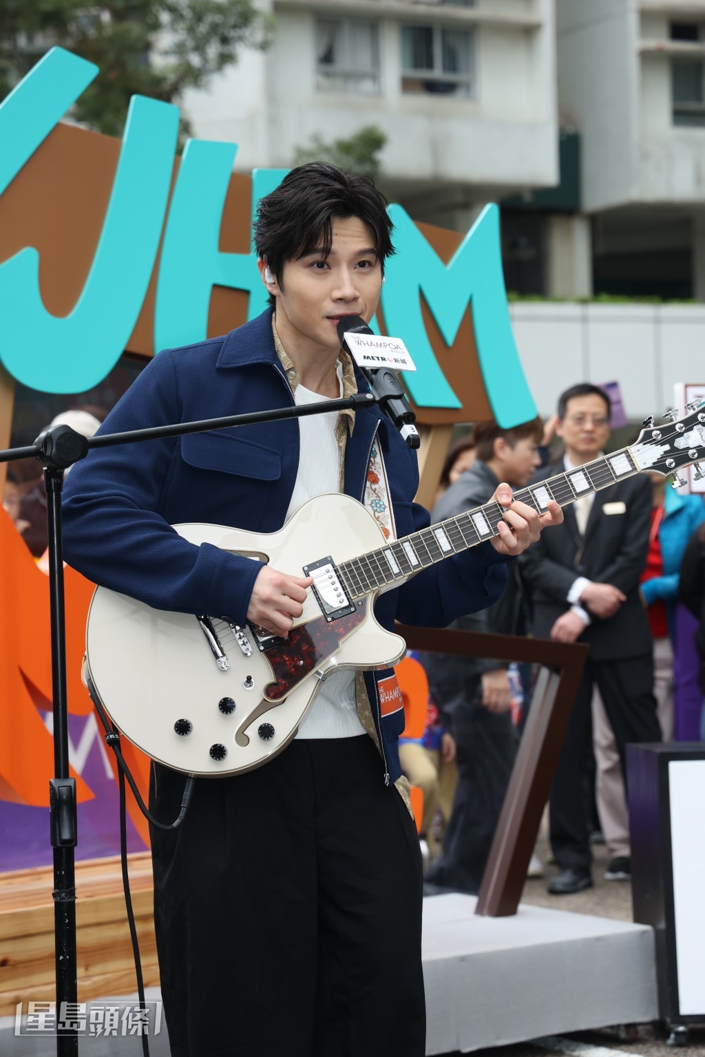 Michael C特意唱出由對方歌曲組成的Medley來紀念方大同。 Michael C特意唱出由對方歌曲組成的Medley來紀念方大同。