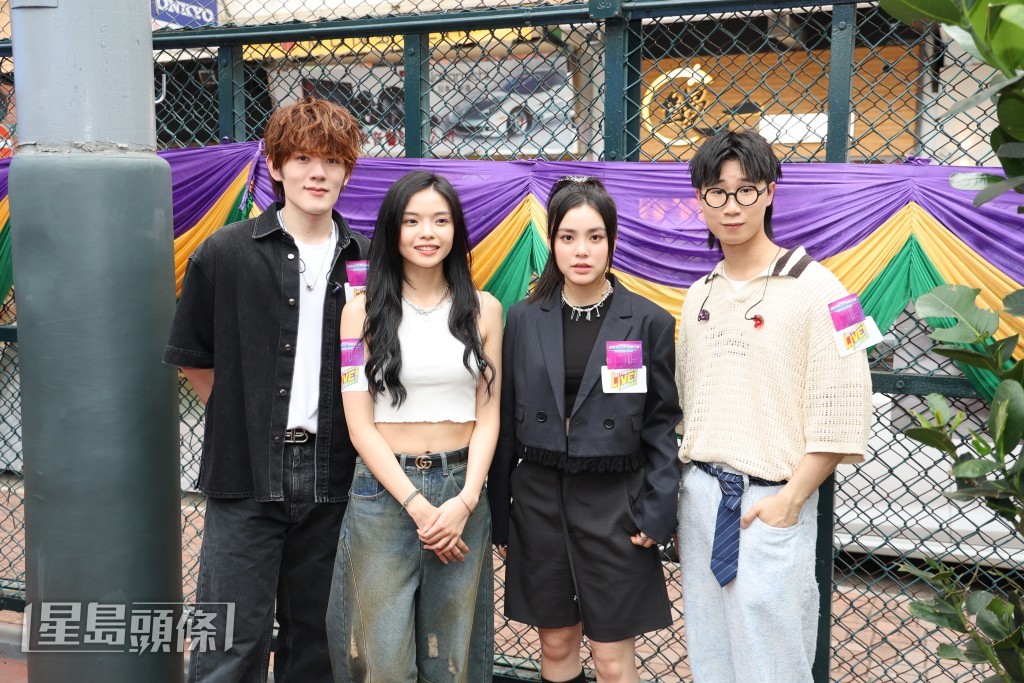 姚焯菲（Chantel）、鍾柔美（Yumi）、林智樂、洪助昇在旺角為戶外嘉年華活動表演。