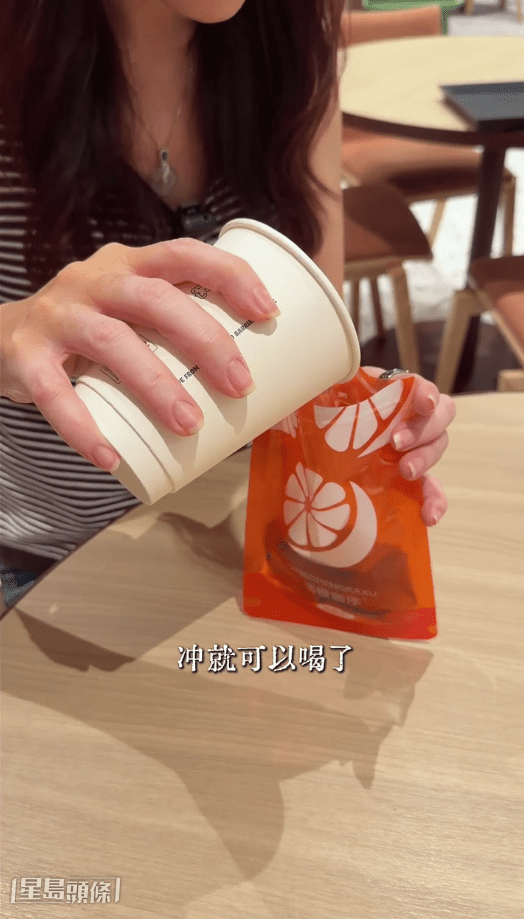 向海嵐在食肆借熱水沖自攜咖啡。