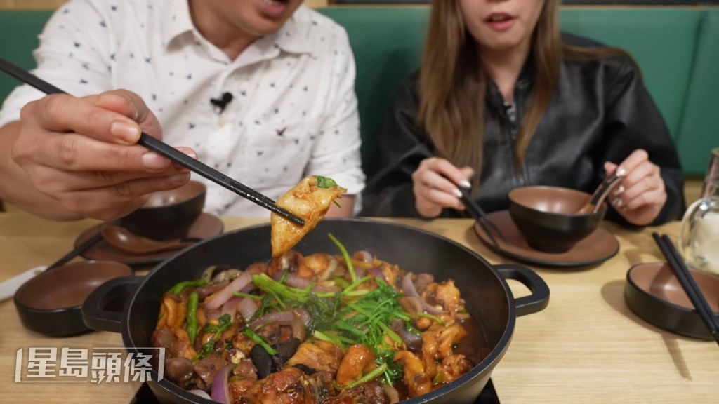 雞煲內有乾坤，雞腎、魚鰾應有盡有。