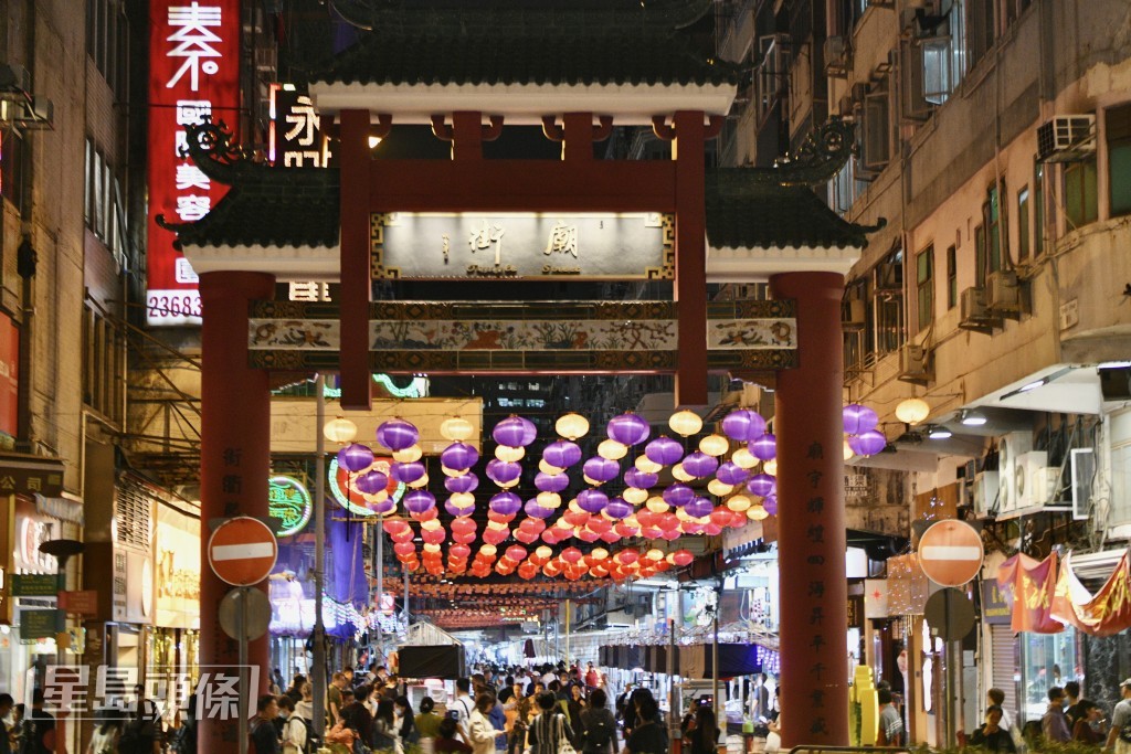 廟街附近的天后廟亦會延長開放時間以配合夜市。盧江球攝