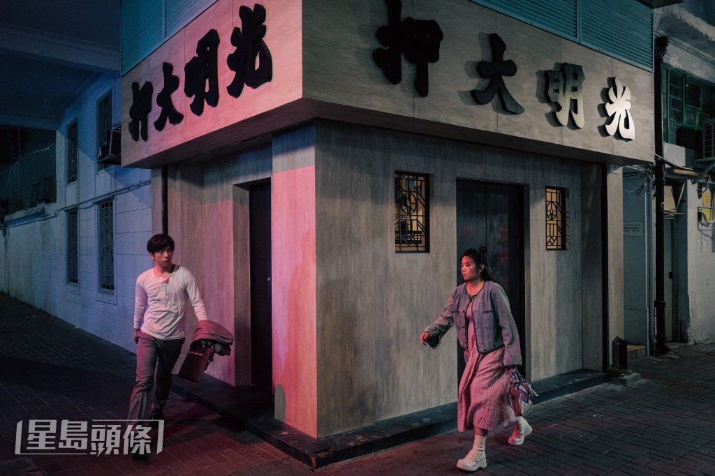 Edan於劇中飾演當鋪太子爺關俊,是一個很聰明的人,自小與練美娟飾演的姊姊一同被謝君豪照顧。 Edan於劇中飾演當鋪太子爺關俊,是一個很聰明的人,自小與練美娟飾演的姊姊一同被謝君豪照顧。