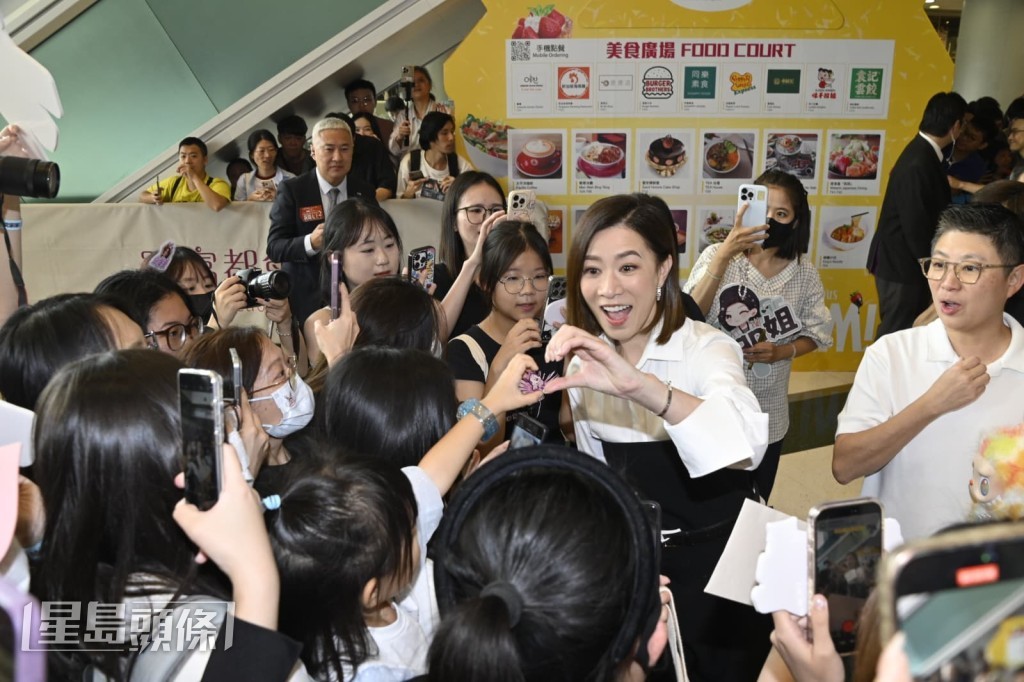 阿佘放下Man姐的霸氣形象,走到台下跟粉絲互動。 阿佘放下Man姐的霸氣形象,走到台下跟粉絲互動。