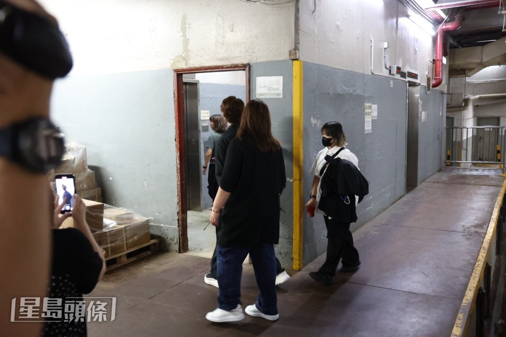 姜涛进入大厦继续通宵的拍摄。