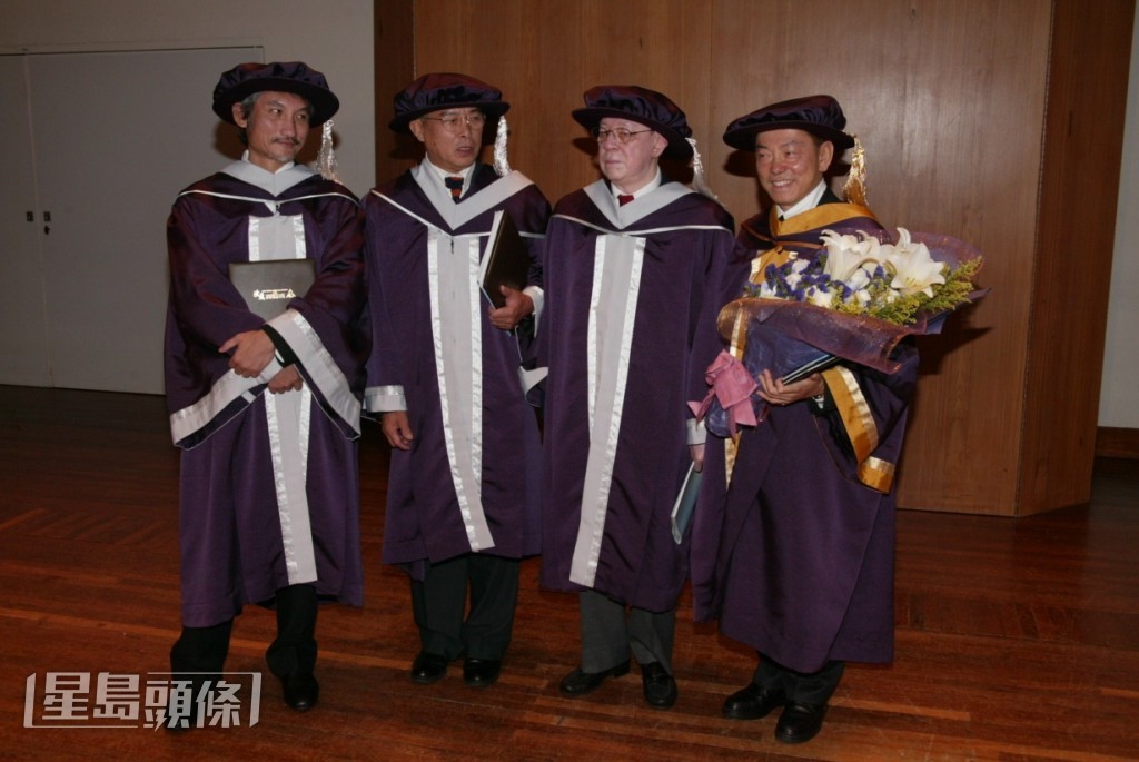 徐克(左一)、劉兆銘(左二)等,獲演藝學院頒授榮譽院士。 徐克(左一)、劉兆銘(左二)等,獲演藝學院頒授榮譽院士。