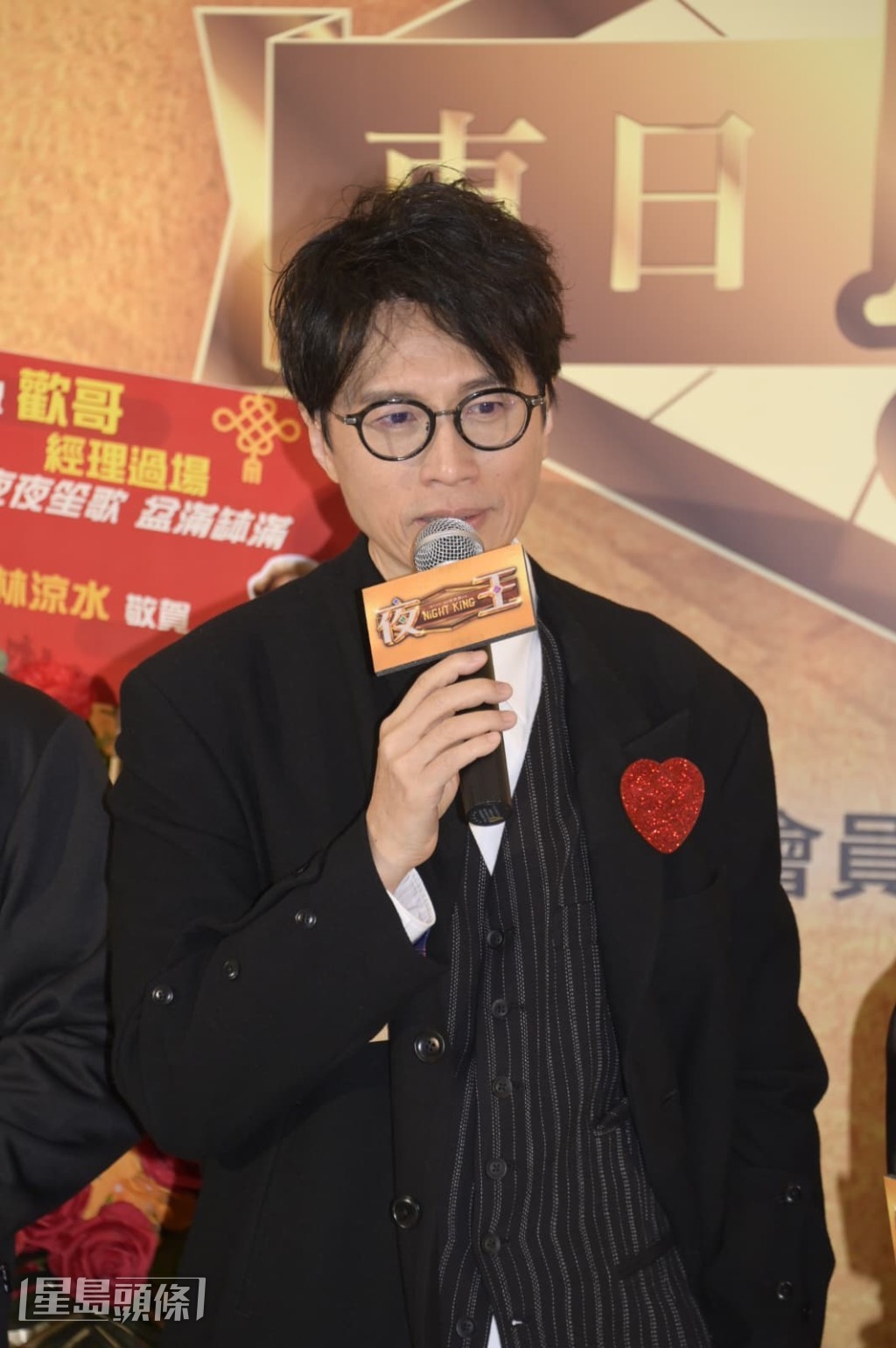 扮演夜總會經理的黃子華，在戲中有吸煙戲。