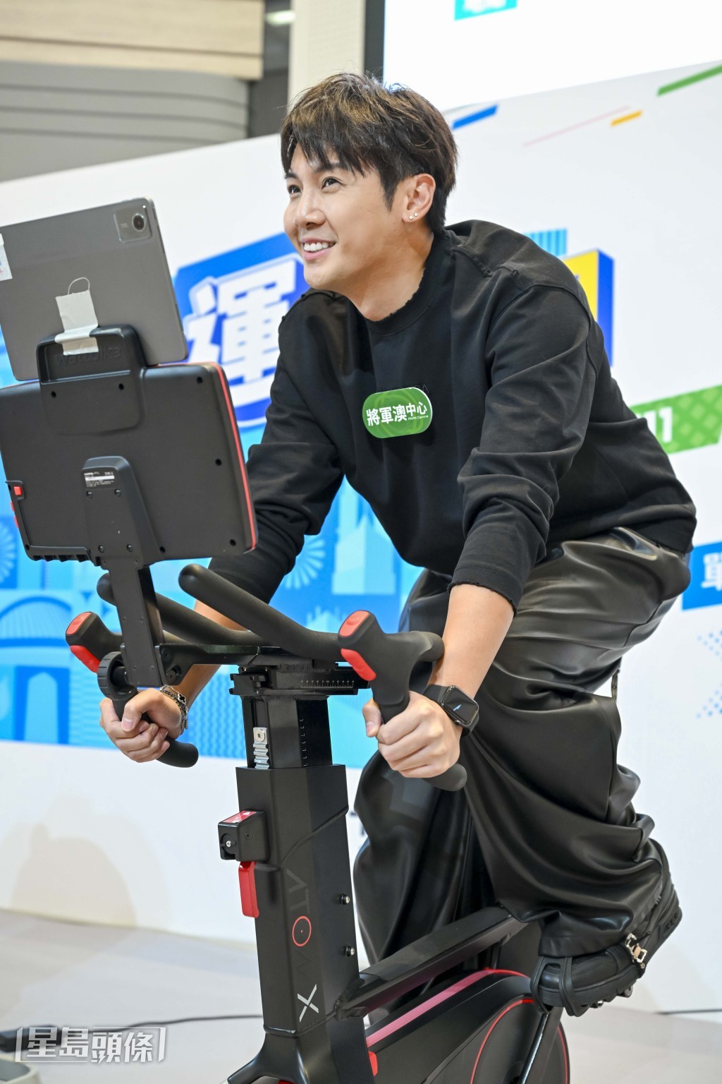 Gordon、Aster與現場觀眾分成兩組比試踏單車。