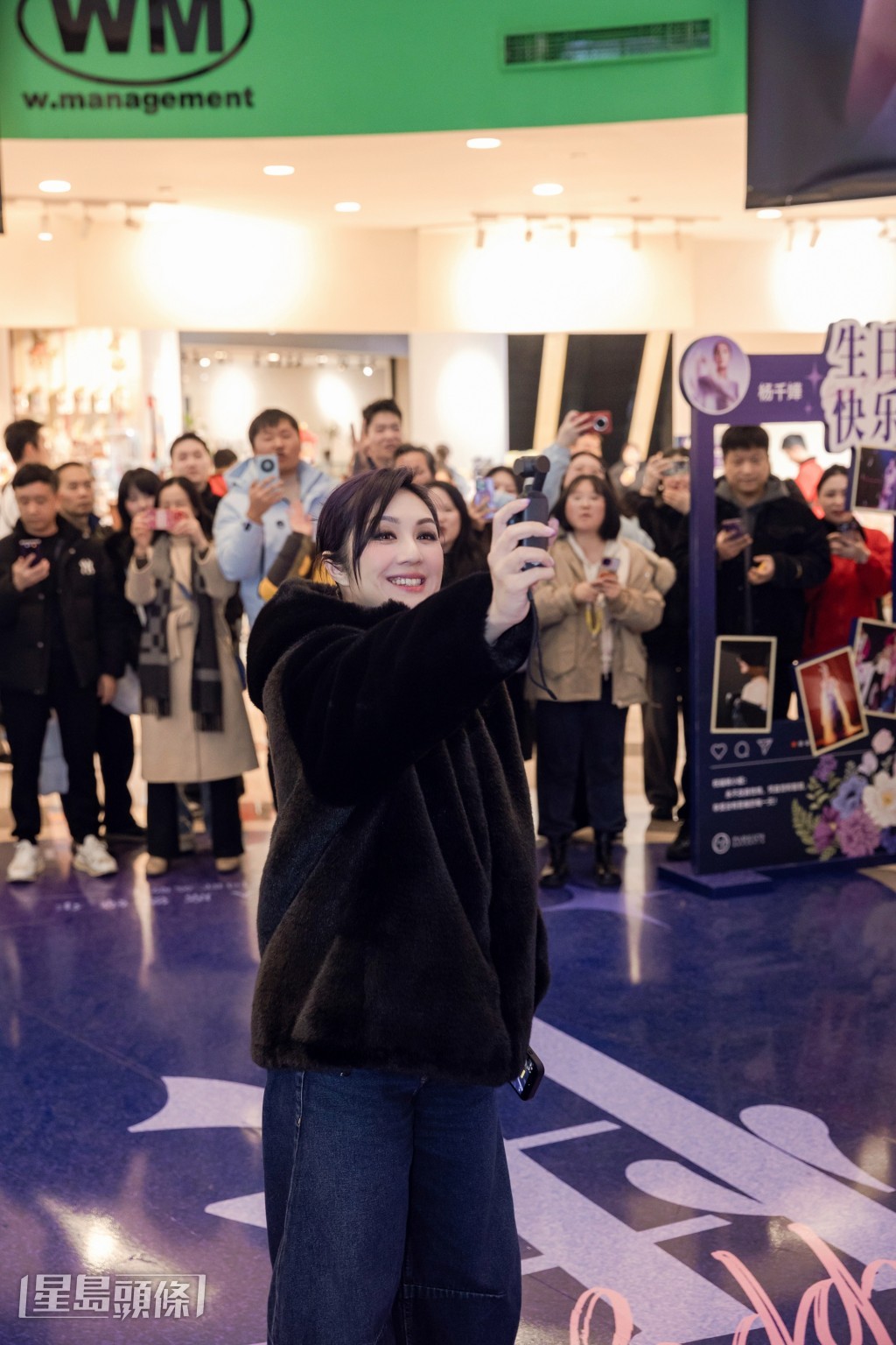 千嬅與歌迷合照。