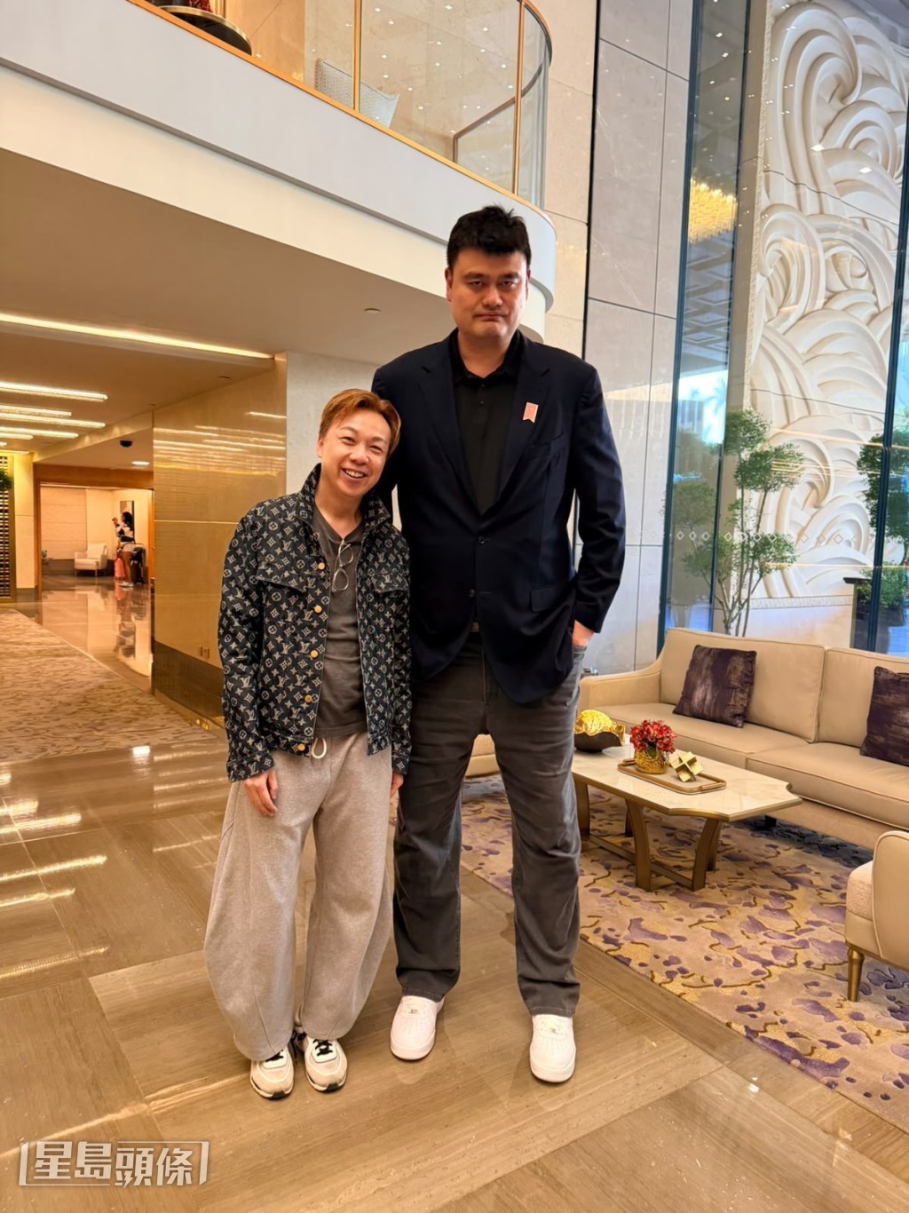 鄭紹康亦搞笑表示:「很高興見到你,姚先生,我們都是你的超級粉絲,這是我人生中第一次覺得自己如此短!」 鄭紹康亦搞笑表示:「很高興見到你,姚先生,我們都是你的超級粉絲,這是我人生中第一次覺得自己如此短!」
