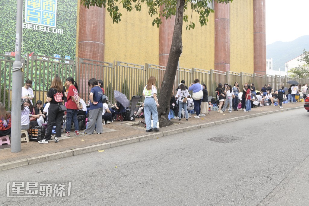 近百生粉（粉丝暱称）在商台门外等候。