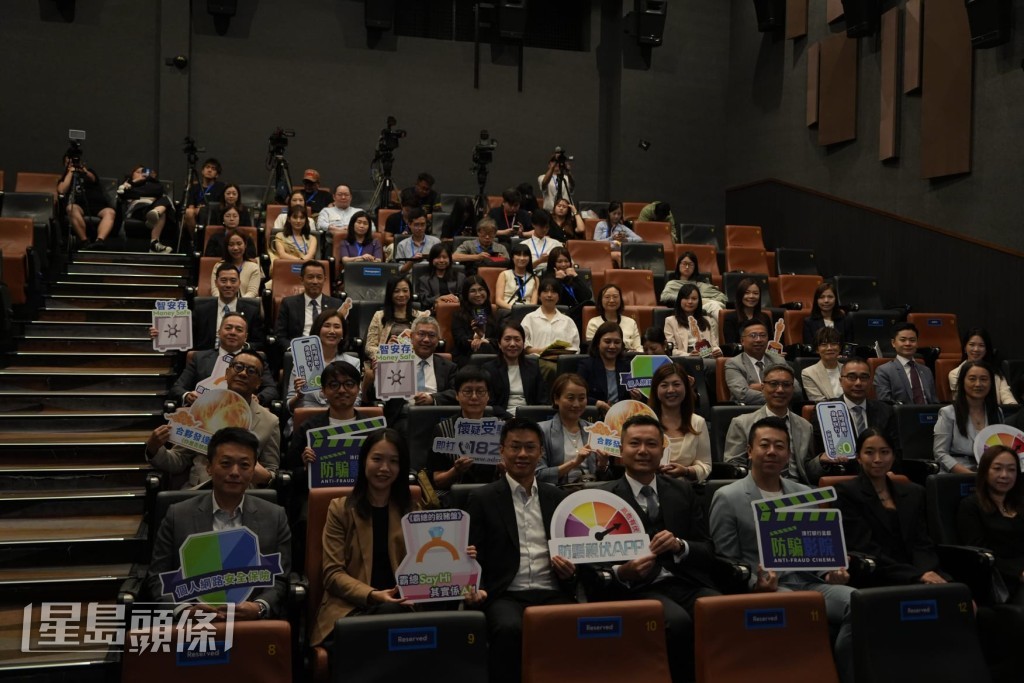 警務處處長周一鳴表示,今年首8個月本港錄得近3萬宗騙案,歷史性佔整體罪案一半,並提醒假冒客服等新型騙案呈現急升趨勢。 警務處處長周一鳴表示,今年首8個月本港錄得近3萬宗騙案,歷史性佔整體罪案一半,並提醒假冒客服等新型騙案呈現急升趨勢。