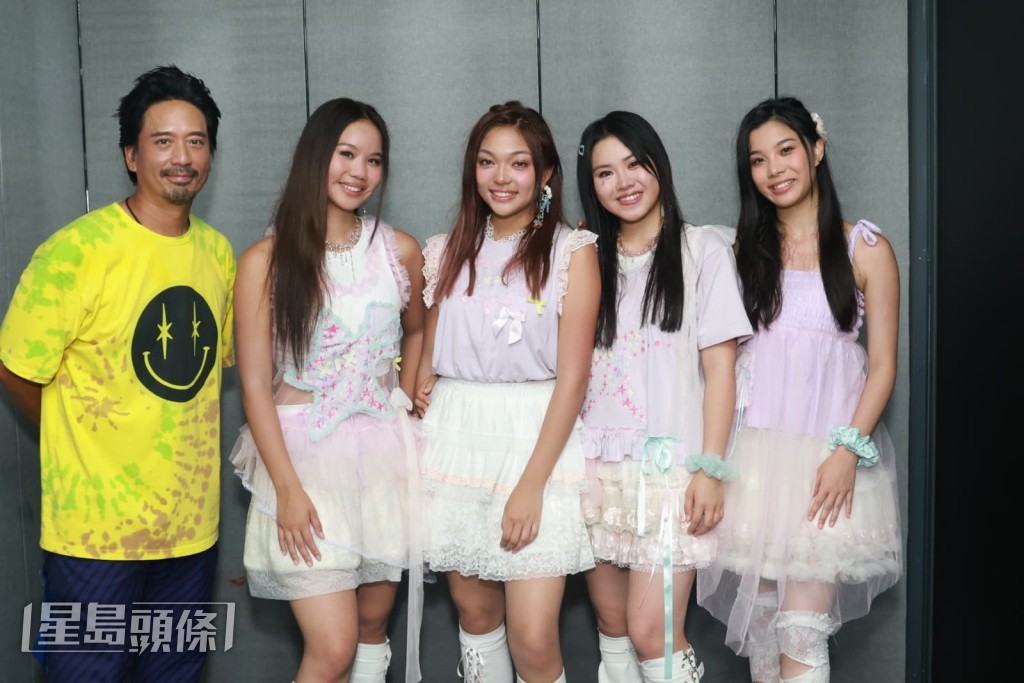 左起:Eric Kwok(郭偉亮)、楊秉頤(Caitlin)、鄧曉殷(Kiele)、良玳瑩(Crystal)、繆昀希(Charlotte)。 左起:Eric Kwok(郭偉亮)、楊秉頤(Caitlin)、鄧曉殷(Kiele)、良玳瑩(Crystal)、繆昀希(Charlotte)。