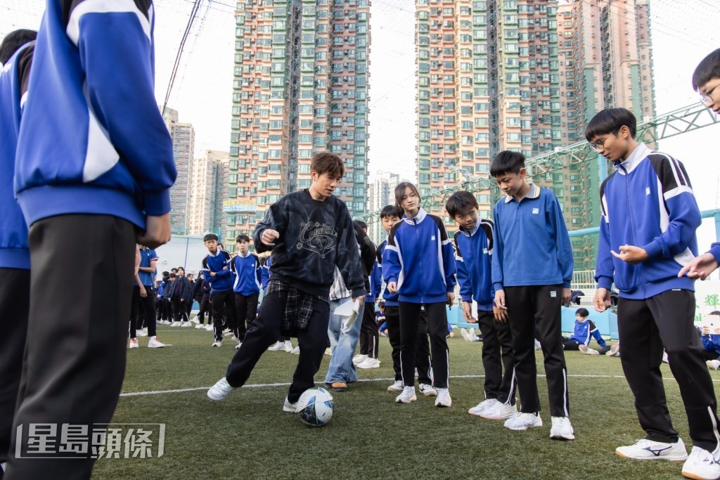 洪嘉豪從中間展開傳球。 洪嘉豪從中間展開傳球。