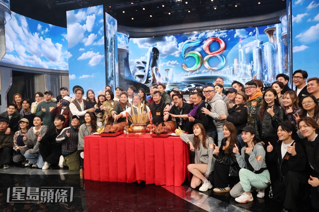 TVB總經理曾志偉率領近百位藝人參與《萬千星輝賀台慶》拜神儀式。