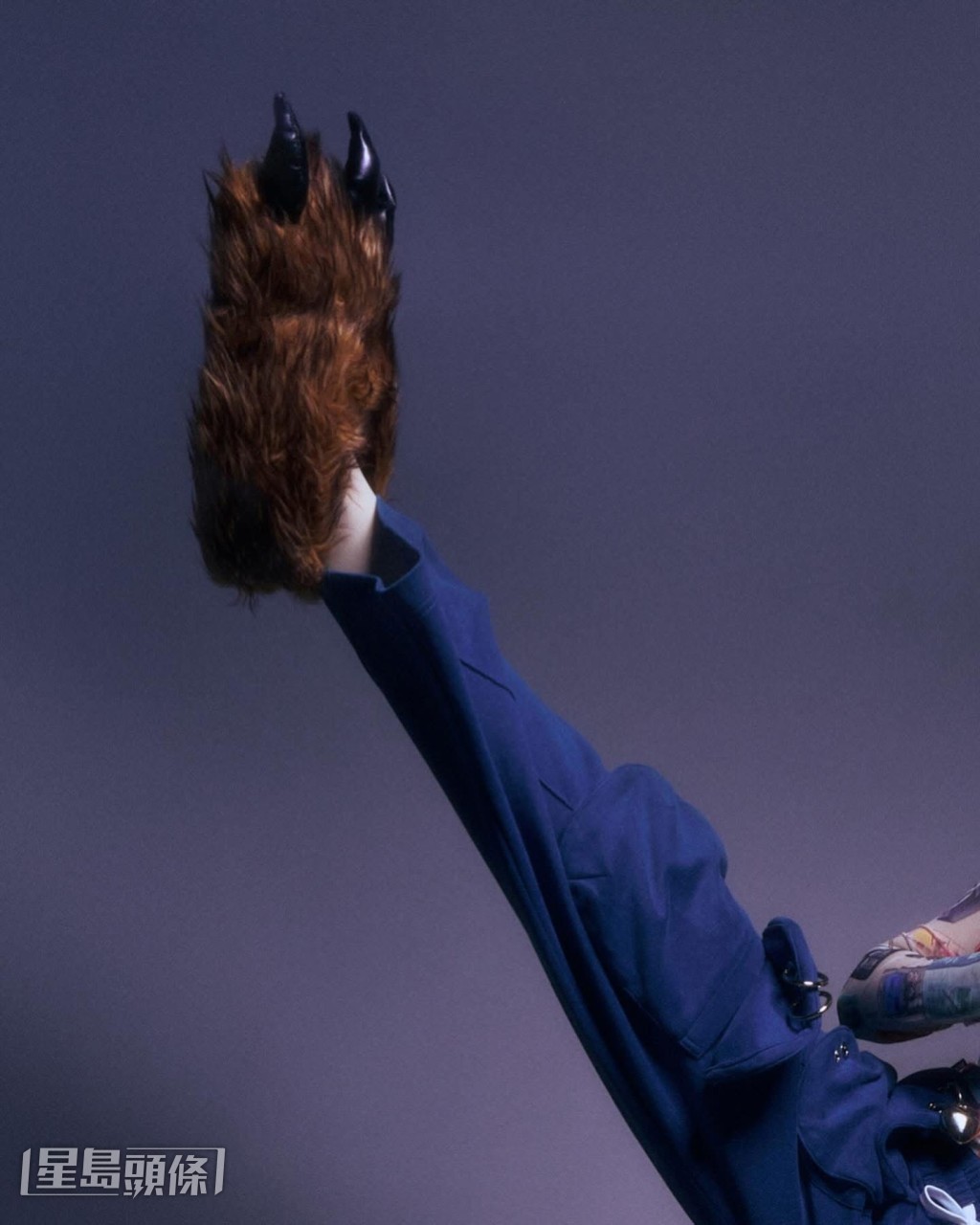 下身搭配狼爪鞋履。