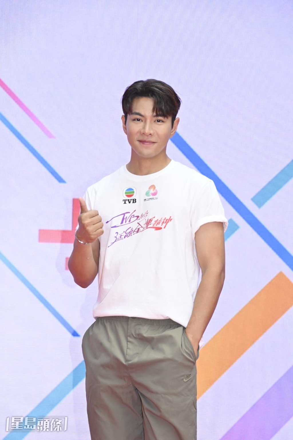 羅天宇跟陳懿德最近比較少見,說她工作很忙。 羅天宇跟陳懿德最近比較少見,說她工作很忙。