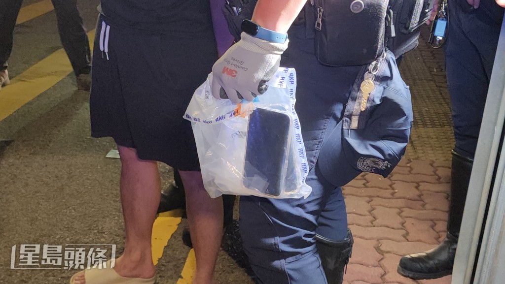 警員檢獲懷疑毒品。