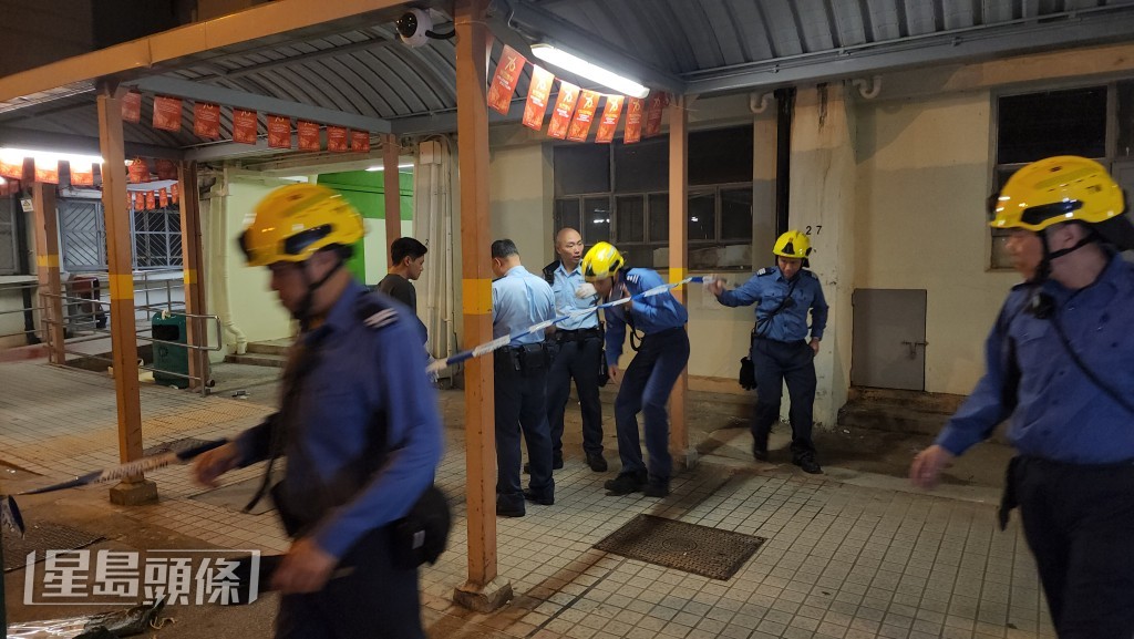 消防將遺體移至地面。黎志偉攝 消防將遺體移至地面。黎志偉攝