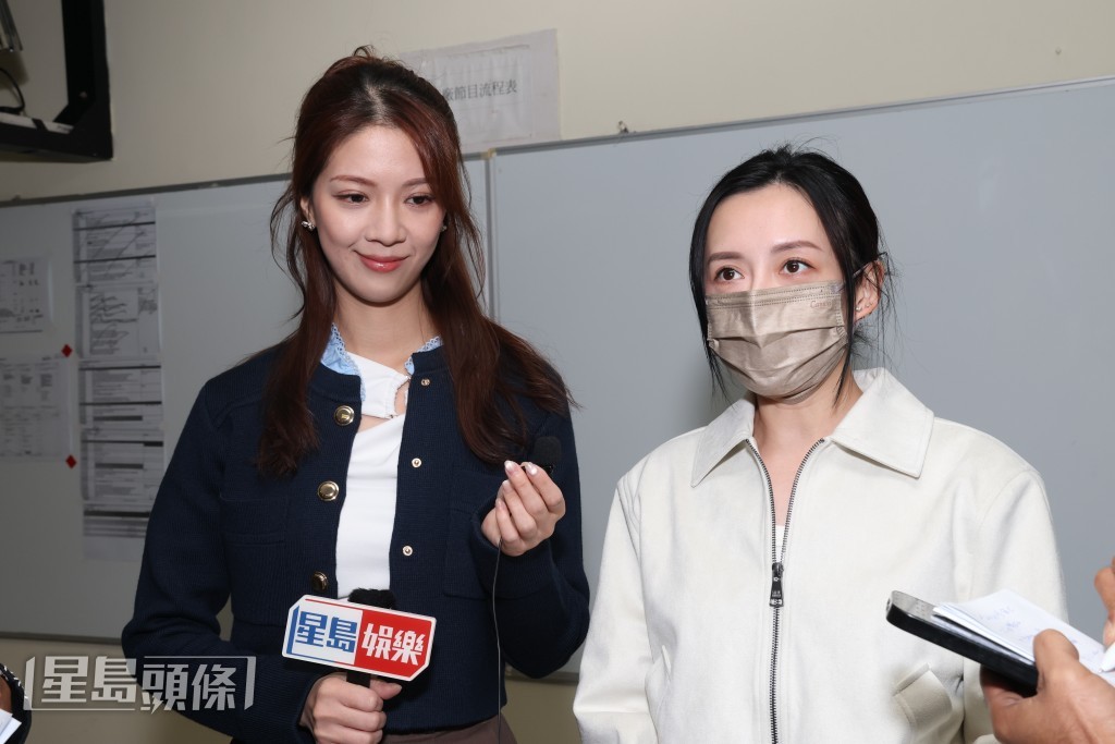 龔嘉欣表示會戴上名貴的紅寶石首飾，陳曉華則嘗試行可愛風。