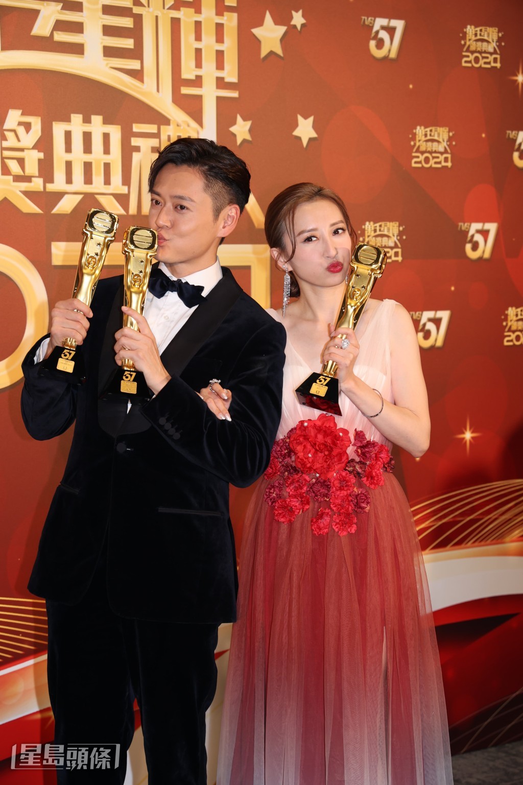 張振朗、龔嘉欣開心錫錫獎項。